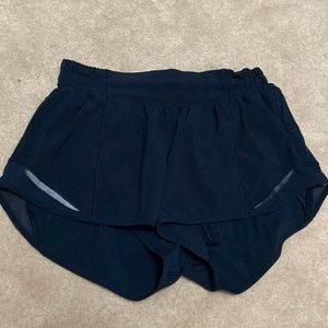 lululemon navy hotty hots 2.5 length size 4 like new